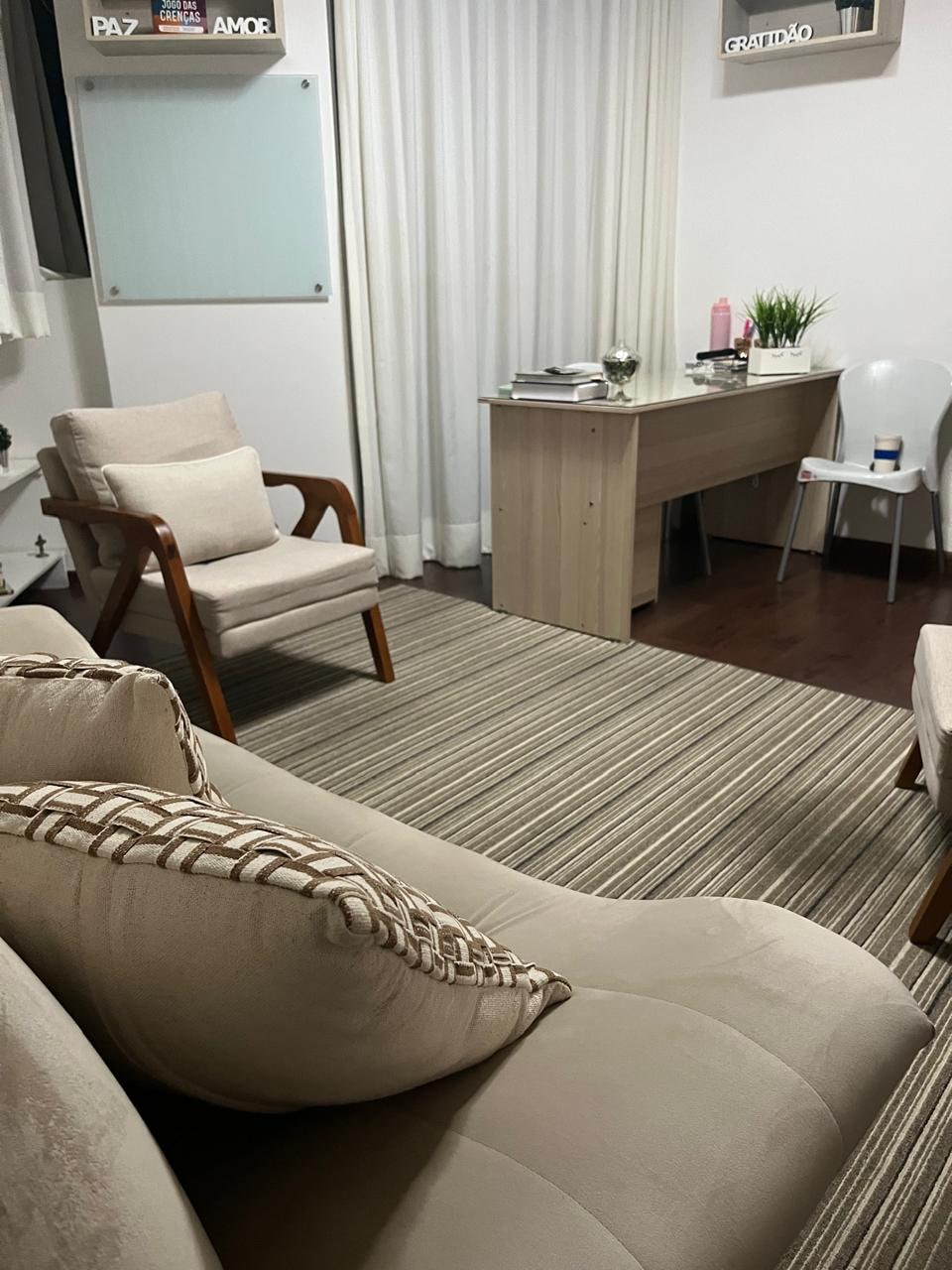 Poltronas e escrivaninha do consultório