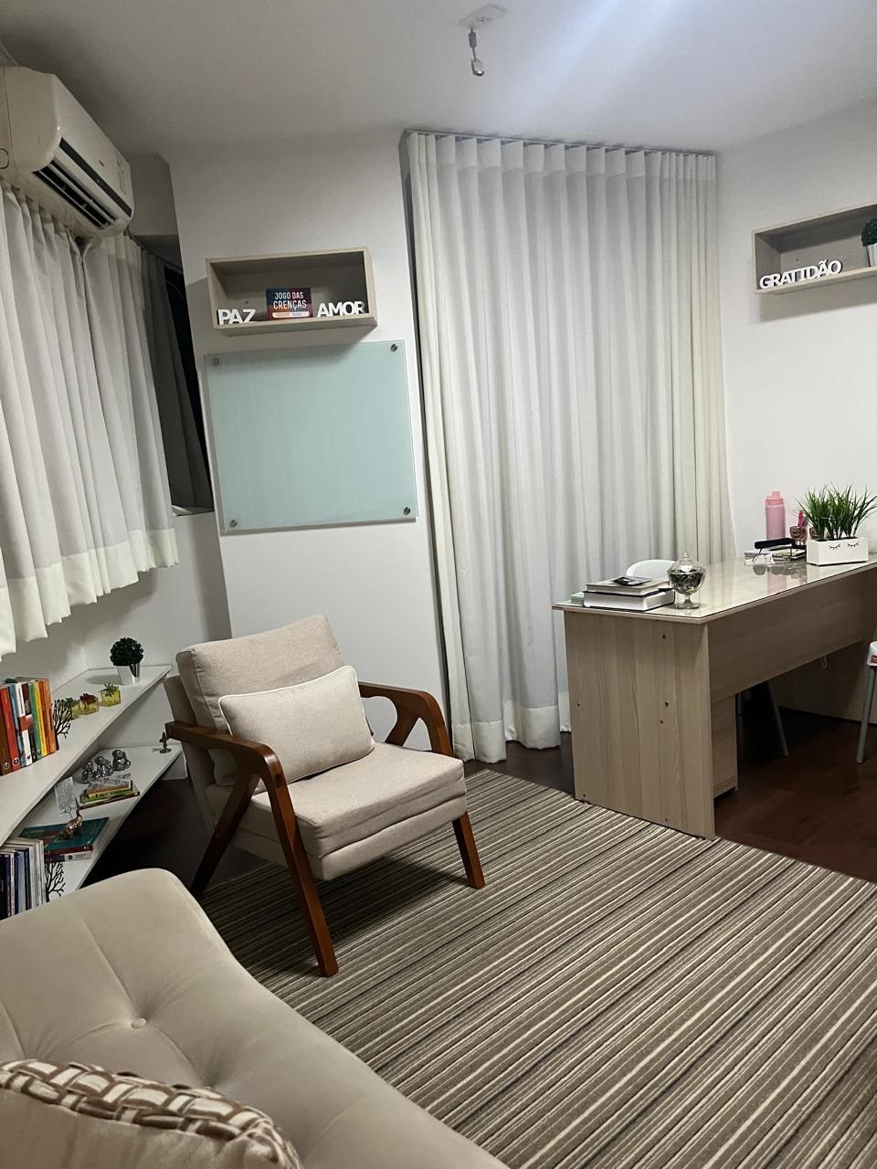 Poltrona, cortinas e mesa de trabalho