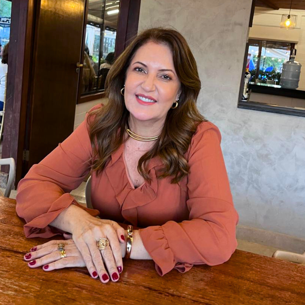 Alessandra Simões sentada à mesa
